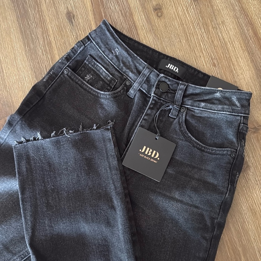 JBD (Just Black Denim) NWT**
Cropped Straight Leg
